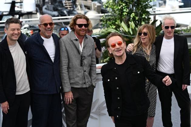 CINEMA : 78eme Festival de Cannes - Photocalls - 17 05 2025 CANNES, FRANCE - 17 MAI (G-D) : Lasse JARVI, Monteur, Jon KAMEN, Producteur, Eric MESSERSCHMIDT, Directeur de la photographie, BONO, Auteur, compositeur, interprete, Dede GARDNER, Productrice, Jacknife LEE, Musique, lors du photocall de «Bono : Stories of surrender » en Seance Speciale au 78eme Festival de Cannes au Palais des Festivals le 17 mai 2025 à Cannes, France. CannesFrance Copyright: xValentinaxClaretx