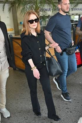 Cannes Julianne Moore At Nice Airport JR Julianne Moore arriving at Nice airport ahead 78th Cannes Film Festival in Nice, France on May, 17, 2025. Photo by Julien Reynaud APS-Medias ABACAPRESS.COM Nice France  Copyright: xReynaudxJulien APS-Medias ABACAx
