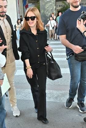 Cannes Julianne Moore At Nice Airport JR Julianne Moore arriving at Nice airport ahead 78th Cannes Film Festival in Nice, France on May, 17, 2025. Photo by Julien Reynaud APS-Medias ABACAPRESS.COM Nice France  Copyright: xReynaudxJulien APS-Medias ABACAx