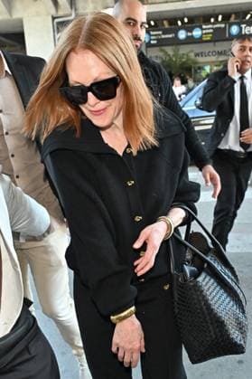Cannes Julianne Moore At Nice Airport JR Julianne Moore arriving at Nice airport ahead 78th Cannes Film Festival in Nice, France on May, 17, 2025. Photo by Julien Reynaud APS-Medias ABACAPRESS.COM Nice France  Copyright: xReynaudxJulien APS-Medias ABACAx