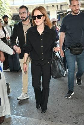 Cannes Julianne Moore At Nice Airport JR Julianne Moore arriving at Nice airport ahead 78th Cannes Film Festival in Nice, France on May, 17, 2025. Photo by Julien Reynaud APS-Medias ABACAPRESS.COM Nice France  Copyright: xReynaudxJulien APS-Medias ABACAx