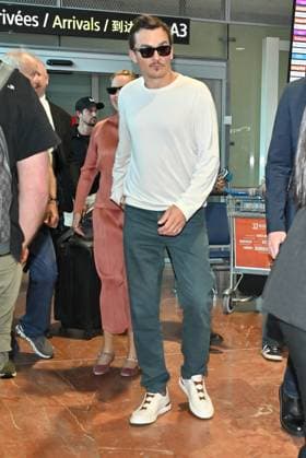 Cannes Rupert Friend At Nice Airport JR Rupert Friend arriving at Nice airport ahead 78th Cannes Film Festival in Nice, France on May, 17, 2025. Photo by Julien Reynaud APS-Medias ABACAPRESS.COM Nice France  Copyright: xReynaudxJulien APS-Medias ABACAx