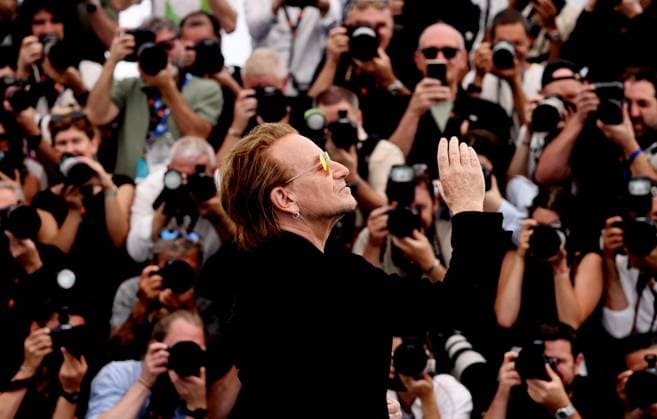 Bono Stories Of Surrender photocall at the 78th Cannes International Film Festival Bono au photocall de Bono Stories Of Surrender lors du 78ème Festival International du Film de Cannes, au Palais des Festivals in Cannes, France, on May 17, 2025 Jacovides Moreau Bestimage Singer Bono during the Bono Stories Of Surrender photocall at the 78th annual Cannes Film Festival at Palais des Festivals in Cannes, France, on May 17, 2025 Cannes France  Copyright: xJACOVIDES-MOREAUx xBESTIMAGExJACOVIDES-MOREAUx xBESTIMAGEx
