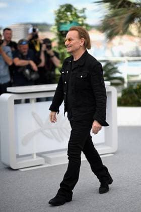 Cannes - Bono Stories Of Surrender Photocall Singer Bono poses during the Bono Stories Of Surrender photocall at the 78th annual Cannes Film Festival at Palais des Festivals on May 17, 2025 in Cannes, France. Photo by Franck Castel ABACAPRESS.COM Cannes France  Copyright: xCastelxFranck ABACAx