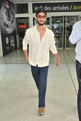 Cannes Pierre Niney At Nice Airport JR Pierre Niney arriving at Nice airport ahead 78th Cannes Film Festival in Nice, France on May, 17, 2025. Photo by Julien Reynaud APS-Medias ABACAPRESS.COM Nice France  Copyright: xReynaudxJulien APS-Medias ABACAx
