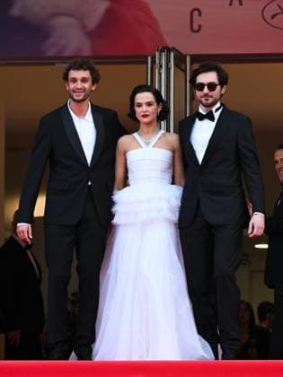 Cannes, France, Cannes: Cannes, 78th Cannes Film Festival 2025 - evening 5 - red carpet of the film Nouvelle Vague. In the photo Aubry Dullin, Zoey Deutch, Guillaume Marbeck Cannes Cannes  - ZUMAp169 20250517_zea_p169_1663 Copyright: xSimonexComix