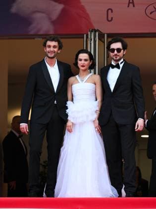 Cannes, France, Cannes: Cannes, 78th Cannes Film Festival 2025 - evening 5 - red carpet of the film Nouvelle Vague. In the photo Aubry Dullin, Zoey Deutch, Guillaume Marbeck Cannes Cannes  - ZUMAp169 20250517_zea_p169_1654 Copyright: xSimonexComix