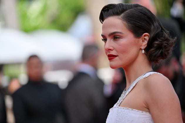 Cannes Nouvelle Vague Screening JR Zoey Deutch attending the screening of Nouvelle Vague at 78th Cannes Film Festival in Cannes, France on May, 17, 2025. Photo by Julien Reynaud APS-Medias ABACAPRESS.COM Cannes France  Copyright: xReynaudxJulien APS-Medias ABACAx