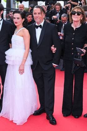 Cannes, 78th Cannes Film Festival 2025 - evening 5 - red carpet of the film Nouvelle Vague (New Wave) Cannes, 78th Cannes Film Festival 2025 - evening 5 - red carpet of the film NOUVELLE VAGUE - In the photo: Zoey Deutch, Richard Linklater and Michèle Halberstadt cannes France  Copyright: xIPA ABACAx