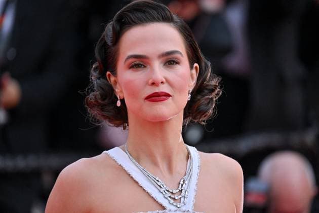 Cannes Nouvelle Vague Screening JR Zoey Deutch attending the screening of Nouvelle Vague at 78th Cannes Film Festival in Cannes, France on May, 17, 2025. Photo by Julien Reynaud APS-Medias ABACAPRESS.COM Cannes France  Copyright: xReynaudxJulien APS-Medias ABACAx