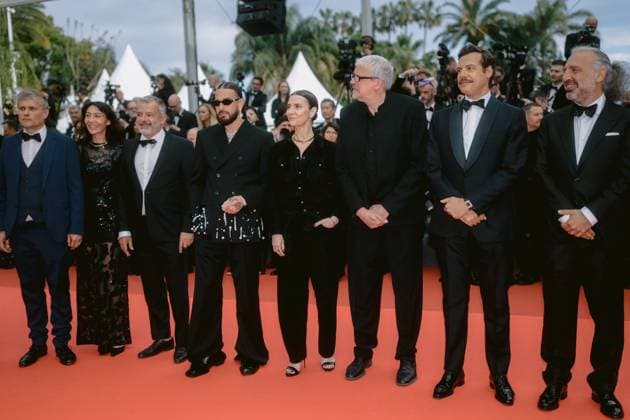 78eme Festival International du Film de Cannes Montée des marches Nouvelle Vague 78th International Cannes Film Festival Red carpet for Nouvelle vague Movie 444514 2025 05 17 Alpes Maritimes Cannes Cap Vert Schwarzer, Julie SCH Lafitte, Laurent Chomet, Sylvain Pailhas, Geraldine  Copyright: xTerencexBaelenx STAR_444514_044