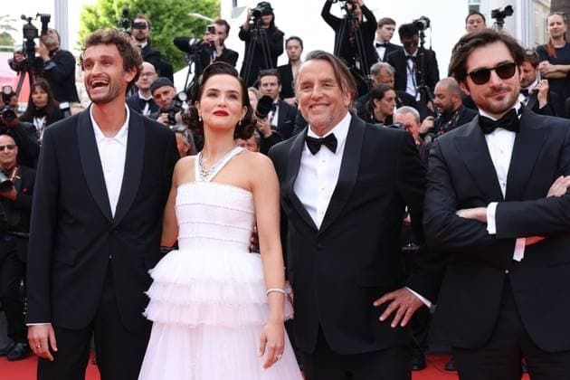 78eme Festival International du Film de Cannes Montée des marches Nouvelle Vague 78th Cannes Film Festival Red carpet of the film Nouvelle vague Aubry Dullin, Zoey Deutch, Richard Linklater and Guillaume Marbeck 444515 2025 05 17 Cannes France  Copyright: xIsabellexVautierx xStarfacex STAR_444515_098