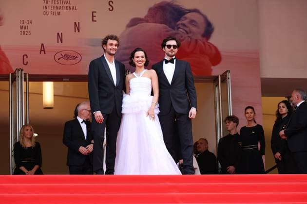 78eme Festival International du Film de Cannes Montée des marches Nouvelle Vague 78th Cannes Film Festival Red carpet of the film Nouvelle vague Aubry Dullin, Zoey Deutch and Guillaume Marbeck 444515 2025 05 17 Cannes France  Copyright: xIsabellexVautierx xStarfacex STAR_444515_123