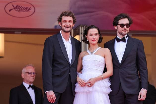 Cannes - Nouvelle Vague Red Carpet Aubry Dullin, Zoey Deutch and Guillaume Marbeck attend the Nouvelle Vague (New Wave) red carpet at the 78th annual Cannes Film Festival at Palais des Festivals on May 17, 2025 in Cannes, France. Photo by Shootpix ABACAPRESS.COM Cannes France  Copyright: xShootpix ABACAx
