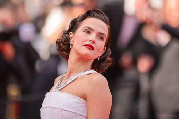 Cannes - Nouvelle Vague Red Carpet Zoey Deutch attends the Nouvelle Vague (New Wave) red carpet at the 78th annual Cannes Film Festival at Palais des Festivals on May 17, 2025 in Cannes, France. Photo by Shootpix ABACAPRESS.COM Cannes France  Copyright: xShootpix ABACAx
