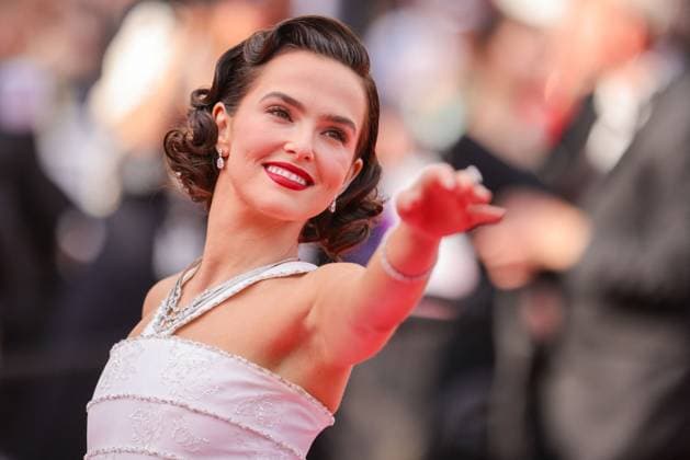 Cannes - Nouvelle Vague Red Carpet Zoey Deutch attends the Nouvelle Vague (New Wave) red carpet at the 78th annual Cannes Film Festival at Palais des Festivals on May 17, 2025 in Cannes, France. Photo by Shootpix ABACAPRESS.COM Cannes France  Copyright: xShootpix ABACAx