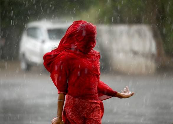 News Themen der Woche KW20 News Bilder des Tages NOIDA, INDIA - MAY 17: Commuters during rain in Sector 71. Heavy rain in the afternoon during the summer season brought a pleasant change in the weather, on May 17, 2025 in Noida, India. The IMD had forecast a thunderstorm accompanied with rain for Delhi on Saturday, with the maximum temperature expected to settle around 42 degrees Celsius. (Photo by Sunil Ghosh Hindustan Times ) Heavy Rain And Strong Duststorm Hit Parts Of Delhi-NCR, Orange Alert Issued