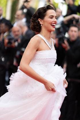 B Montée des marches du film Nouvelle vague lors du 78ème Festival International du Film de Cannes Zoey Deutch Montée des marches du film Nouvelle vague lors du 78ème Festival International du Film de Cannes, au Palais des Festivals à Cannes On may 17th 2025 Olivier Borde Bestimage Red carpet for the movie New Wave during the 78th Cannes International Film Festival at the Palais des Festivals in Cannes, France On may 17th 2025 Cannes France  Copyright: xOLIVIERxBORDEx xBESTIMAGExOLIVIERxBORDEx xBESTIMAGEx
