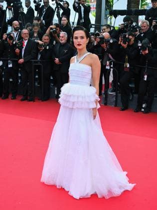 Cannes, France: Cannes, 78th Cannes Film Festival 2025 - evening 5 - red carpet of the film NOUVELLE VAGUE - In the photo: Zoey Deutch Cannes France  - ZUMAp169 20250517_zea_p169_2171 Copyright: xAlbertoxTerenghix