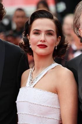 Nouvelle Vague (New Wave) Red Carpet at the 78th Annual Cannes Film Festival Zoey Deutch - Nouvelle Vague (New Wave) Red Carpet at the 78th Annual Cannes Film Festival in Cannes, France on May 17, 2025.  Copyright: x Chassery+Courdjix