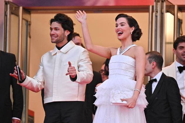 Cannes Nouvelle Vague Exits JR Paolo Luka-Noe, Zoey Deutch exiting the screening of Nouvelle Vague at 78th Cannes Film Festival in Cannes, France on May, 17, 2025. Photo by Julien Reynaud APS-Medias ABACAPRESS.COM Cannes France  Copyright: xReynaudxJulien APS-Medias ABACAx