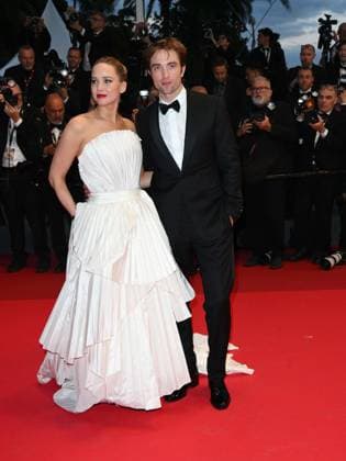 Cannes, France, Cannes: Cannes, 78th Cannes Film Festival 2025 - evening 5 - red carpet of the film Die, My Love. In the photo Jennifer Lawrence and Robert Pattinson Cannes Cannes  - ZUMAp169 20250517_zea_p169_2295 Copyright: xSimonexComix