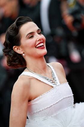 78eme Festival International du Film de Cannes Montée des marches Nouvelle Vague Festival de Cannes 2025 Red carpet Nouvelle vague Zoey Deutch 444525 2025 05 17 France  Copyright: xLionelxGuericolas MPPx STAR_444525_046