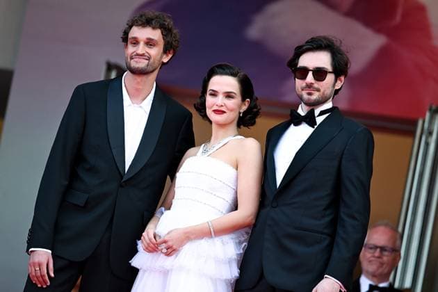 78eme Festival International du Film de Cannes Montée des marches Nouvelle Vague Festival de Cannes 2025 Red carpet Nouvelle vague Aubry Dullin, Zoey Deutch,Guillaume Marbeck 444525 2025 05 17 France  Copyright: xLionelxGuericolas MPPx STAR_444525_064