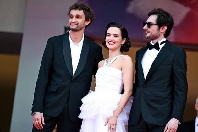 78eme Festival International du Film de Cannes Montée des marches Nouvelle Vague Festival de Cannes 2025 Red carpet Nouvelle vague Aubry Dullin, Zoey Deutch,Guillaume Marbeck 444525 2025 05 17 France  Copyright: xLionelxGuericolas MPPx STAR_444525_065