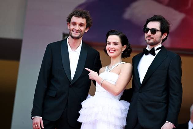 78eme Festival International du Film de Cannes Montée des marches Nouvelle Vague Festival de Cannes 2025 Red carpet Nouvelle vague Aubry Dullin, Zoey Deutch,Guillaume Marbeck 444525 2025 05 17 France  Copyright: xLionelxGuericolas MPPx STAR_444525_066