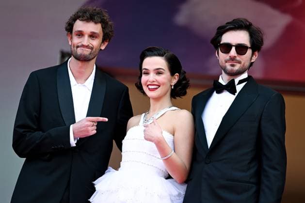78eme Festival International du Film de Cannes Montée des marches Nouvelle Vague Festival de Cannes 2025 Red carpet Nouvelle vague Aubry Dullin, Zoey Deutch,Guillaume Marbeck 444525 2025 05 17 France  Copyright: xLionelxGuericolas MPPx STAR_444525_068