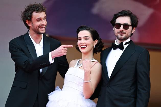 78eme Festival International du Film de Cannes Montée des marches Nouvelle Vague Festival de Cannes 2025 Red carpet Nouvelle vague Aubry Dullin, Zoey Deutch,Guillaume Marbeck 444525 2025 05 17 France  Copyright: xLionelxGuericolas MPPx STAR_444525_069