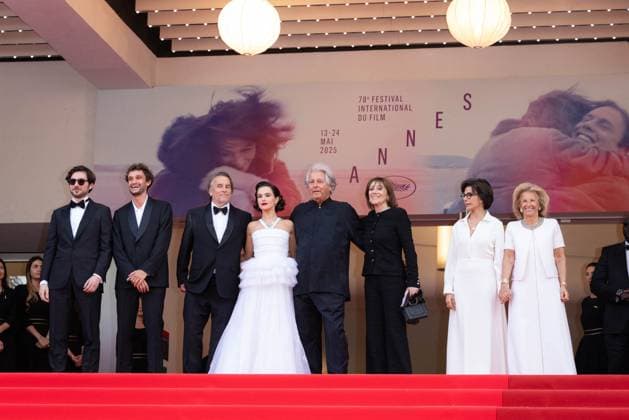 Cannes - Nouvelle Vague Red Carpet Guillaume Marbeck, Aubry Dullin, Richard Linklater, Zoey Deutch, Laurent Petin, Michèle Halberstadt, Rachida Dati and Cannes President Iris Knobloch attend the Nouvelle Vague (New Wave) red carpet at the 78th annual Cannes Film Festival at Palais des Festivals on May 17, 2025 in Cannes, France. Photo by Shootpix ABACAPRESS.COM Cannes France  Copyright: xShootpix ABACAx