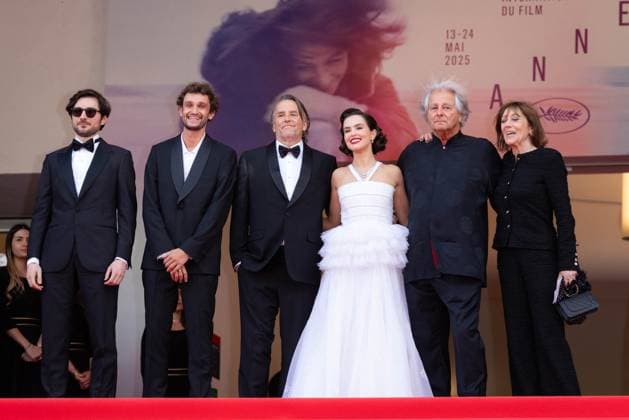 Cannes - Nouvelle Vague Red Carpet Guillaume Marbeck, Aubry Dullin, Richard Linklater, Zoey Deutch, Laurent Petin, Michèle Halberstadt attend the Nouvelle Vague (New Wave) red carpet at the 78th annual Cannes Film Festival at Palais des Festivals on May 17, 2025 in Cannes, France. Photo by Shootpix ABACAPRESS.COM Cannes France  Copyright: xShootpix ABACAx