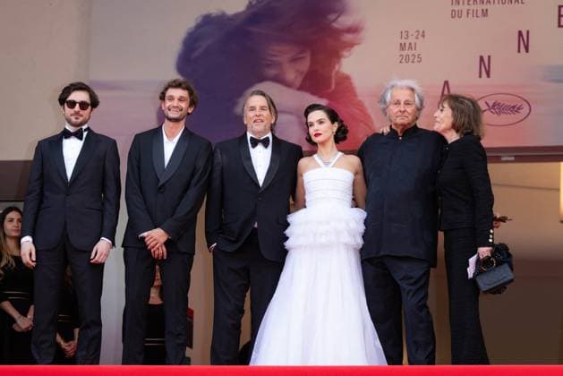 Cannes - Nouvelle Vague Red Carpet Guillaume Marbeck, Aubry Dullin, Richard Linklater, Zoey Deutch, Laurent Petin, Michèle Halberstadt attend the Nouvelle Vague (New Wave) red carpet at the 78th annual Cannes Film Festival at Palais des Festivals on May 17, 2025 in Cannes, France. Photo by Shootpix ABACAPRESS.COM Cannes France  Copyright: xShootpix ABACAx