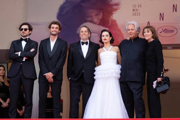 Cannes - Nouvelle Vague Red Carpet Guillaume Marbeck, Aubry Dullin, Richard Linklater, Zoey Deutch, Laurent Petin, Michèle Halberstadt attend the Nouvelle Vague (New Wave) red carpet at the 78th annual Cannes Film Festival at Palais des Festivals on May 17, 2025 in Cannes, France. Photo by Shootpix ABACAPRESS.COM Cannes France  Copyright: xShootpix ABACAx
