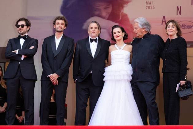 Cannes - Nouvelle Vague Red Carpet Guillaume Marbeck, Aubry Dullin, Richard Linklater, Zoey Deutch, Laurent Petin, Michèle Halberstadt attend the Nouvelle Vague (New Wave) red carpet at the 78th annual Cannes Film Festival at Palais des Festivals on May 17, 2025 in Cannes, France. Photo by Shootpix ABACAPRESS.COM Cannes France  Copyright: xShootpix ABACAx