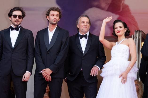 Cannes - Nouvelle Vague Red Carpet Guillaume Marbeck, Aubry Dullin, Richard Linklater, Zoey Deutch, Laurent Petin, Michèle Halberstadt attend the Nouvelle Vague (New Wave) red carpet at the 78th annual Cannes Film Festival at Palais des Festivals on May 17, 2025 in Cannes, France. Photo by Shootpix ABACAPRESS.COM Cannes France  Copyright: xShootpix ABACAx