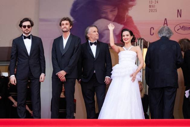 Cannes - Nouvelle Vague Red Carpet Guillaume Marbeck, Aubry Dullin, Richard Linklater, Zoey Deutch, Laurent Petin, Michèle Halberstadt attend the Nouvelle Vague (New Wave) red carpet at the 78th annual Cannes Film Festival at Palais des Festivals on May 17, 2025 in Cannes, France. Photo by Shootpix ABACAPRESS.COM Cannes France  Copyright: xShootpix ABACAx