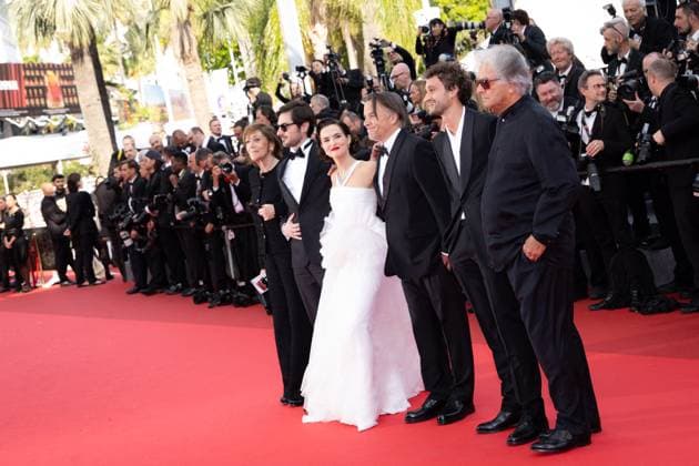 Cannes - Nouvelle Vague Red Carpet Matthieu Penchinat, Paolo Luka-Noé, Laurent Petin, Michèle Halberstadt, Richard Linklater, Zoey Deutch, Guillaume Marbeck, Aubry Dullin and Bruni Dreyfürst attend the Nouvelle Vague (New Wave) red carpet at the 78th annual Cannes Film Festival at Palais des Festivals on May 17, 2025 in Cannes, France. Photo by Shootpix ABACAPRESS.COM Cannes France  Copyright: xShootpix ABACAx