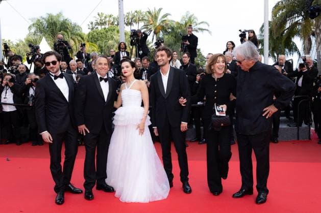 Cannes - Nouvelle Vague Red Carpet Matthieu Penchinat, Paolo Luka-Noé, Laurent Petin, Michèle Halberstadt, Richard Linklater, Zoey Deutch, Guillaume Marbeck, Aubry Dullin and Bruni Dreyfürst attend the Nouvelle Vague (New Wave) red carpet at the 78th annual Cannes Film Festival at Palais des Festivals on May 17, 2025 in Cannes, France. Photo by Shootpix ABACAPRESS.COM Cannes France  Copyright: xShootpix ABACAx
