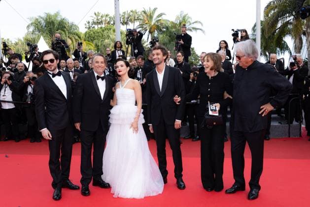 Cannes - Nouvelle Vague Red Carpet Matthieu Penchinat, Paolo Luka-Noé, Laurent Petin, Michèle Halberstadt, Richard Linklater, Zoey Deutch, Guillaume Marbeck, Aubry Dullin and Bruni Dreyfürst attend the Nouvelle Vague (New Wave) red carpet at the 78th annual Cannes Film Festival at Palais des Festivals on May 17, 2025 in Cannes, France. Photo by Shootpix ABACAPRESS.COM Cannes France  Copyright: xShootpix ABACAx