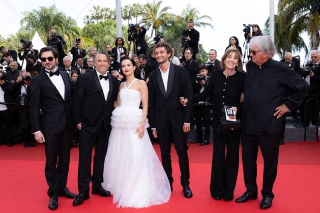 Cannes - Nouvelle Vague Red Carpet Matthieu Penchinat, Paolo Luka-Noé, Laurent Petin, Michèle Halberstadt, Richard Linklater, Zoey Deutch, Guillaume Marbeck, Aubry Dullin and Bruni Dreyfürst attend the Nouvelle Vague (New Wave) red carpet at the 78th annual Cannes Film Festival at Palais des Festivals on May 17, 2025 in Cannes, France. Photo by Shootpix ABACAPRESS.COM Cannes France  Copyright: xShootpix ABACAx