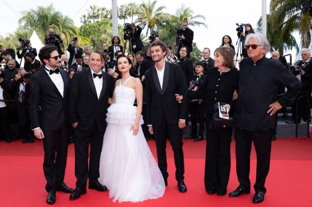 Cannes - Nouvelle Vague Red Carpet Matthieu Penchinat, Paolo Luka-Noé, Laurent Petin, Michèle Halberstadt, Richard Linklater, Zoey Deutch, Guillaume Marbeck, Aubry Dullin and Bruni Dreyfürst attend the Nouvelle Vague (New Wave) red carpet at the 78th annual Cannes Film Festival at Palais des Festivals on May 17, 2025 in Cannes, France. Photo by Shootpix ABACAPRESS.COM Cannes France  Copyright: xShootpix ABACAx