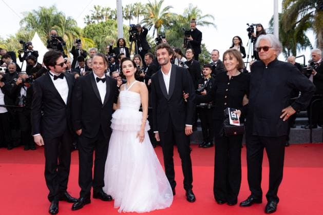 Cannes - Nouvelle Vague Red Carpet Matthieu Penchinat, Paolo Luka-Noé, Laurent Petin, Michèle Halberstadt, Richard Linklater, Zoey Deutch, Guillaume Marbeck, Aubry Dullin and Bruni Dreyfürst attend the Nouvelle Vague (New Wave) red carpet at the 78th annual Cannes Film Festival at Palais des Festivals on May 17, 2025 in Cannes, France. Photo by Shootpix ABACAPRESS.COM Cannes France  Copyright: xShootpix ABACAx