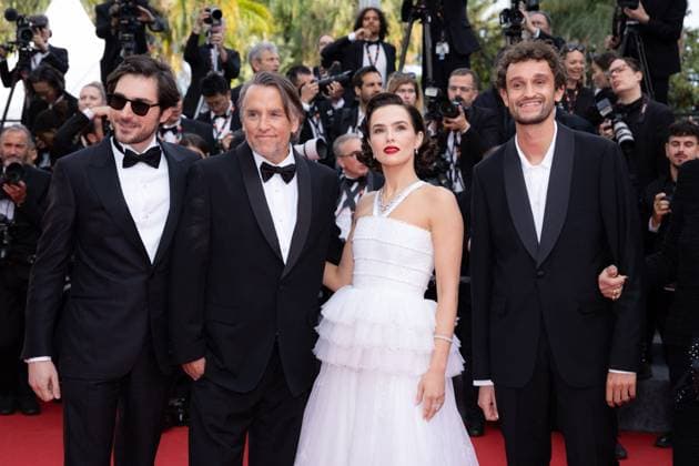 Cannes - Nouvelle Vague Red Carpet Matthieu Penchinat, Paolo Luka-Noé, Laurent Petin, Michèle Halberstadt, Richard Linklater, Zoey Deutch, Guillaume Marbeck, Aubry Dullin and Bruni Dreyfürst attend the Nouvelle Vague (New Wave) red carpet at the 78th annual Cannes Film Festival at Palais des Festivals on May 17, 2025 in Cannes, France. Photo by Shootpix ABACAPRESS.COM Cannes France  Copyright: xShootpix ABACAx