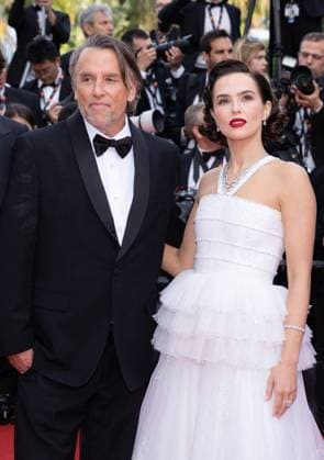 Cannes - Nouvelle Vague Red Carpet Matthieu Penchinat, Paolo Luka-Noé, Laurent Petin, Michèle Halberstadt, Richard Linklater, Zoey Deutch, Guillaume Marbeck, Aubry Dullin and Bruni Dreyfürst attend the Nouvelle Vague (New Wave) red carpet at the 78th annual Cannes Film Festival at Palais des Festivals on May 17, 2025 in Cannes, France. Photo by Shootpix ABACAPRESS.COM Cannes France  Copyright: xShootpix ABACAx