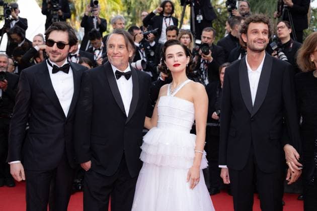 Cannes - Nouvelle Vague Red Carpet Matthieu Penchinat, Paolo Luka-Noé, Laurent Petin, Michèle Halberstadt, Richard Linklater, Zoey Deutch, Guillaume Marbeck, Aubry Dullin and Bruni Dreyfürst attend the Nouvelle Vague (New Wave) red carpet at the 78th annual Cannes Film Festival at Palais des Festivals on May 17, 2025 in Cannes, France. Photo by Shootpix ABACAPRESS.COM Cannes France  Copyright: xShootpix ABACAx