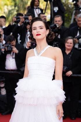Cannes - Nouvelle Vague Red Carpet Zoey Deutch attend the Nouvelle Vague (New Wave) red carpet at the 78th annual Cannes Film Festival at Palais des Festivals on May 17, 2025 in Cannes, France. Photo by Shootpix ABACAPRESS.COM Cannes France  Copyright: xShootpix ABACAx