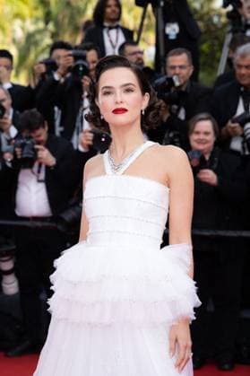 Cannes - Nouvelle Vague Red Carpet Zoey Deutch attend the Nouvelle Vague (New Wave) red carpet at the 78th annual Cannes Film Festival at Palais des Festivals on May 17, 2025 in Cannes, France. Photo by Shootpix ABACAPRESS.COM Cannes France  Copyright: xShootpix ABACAx